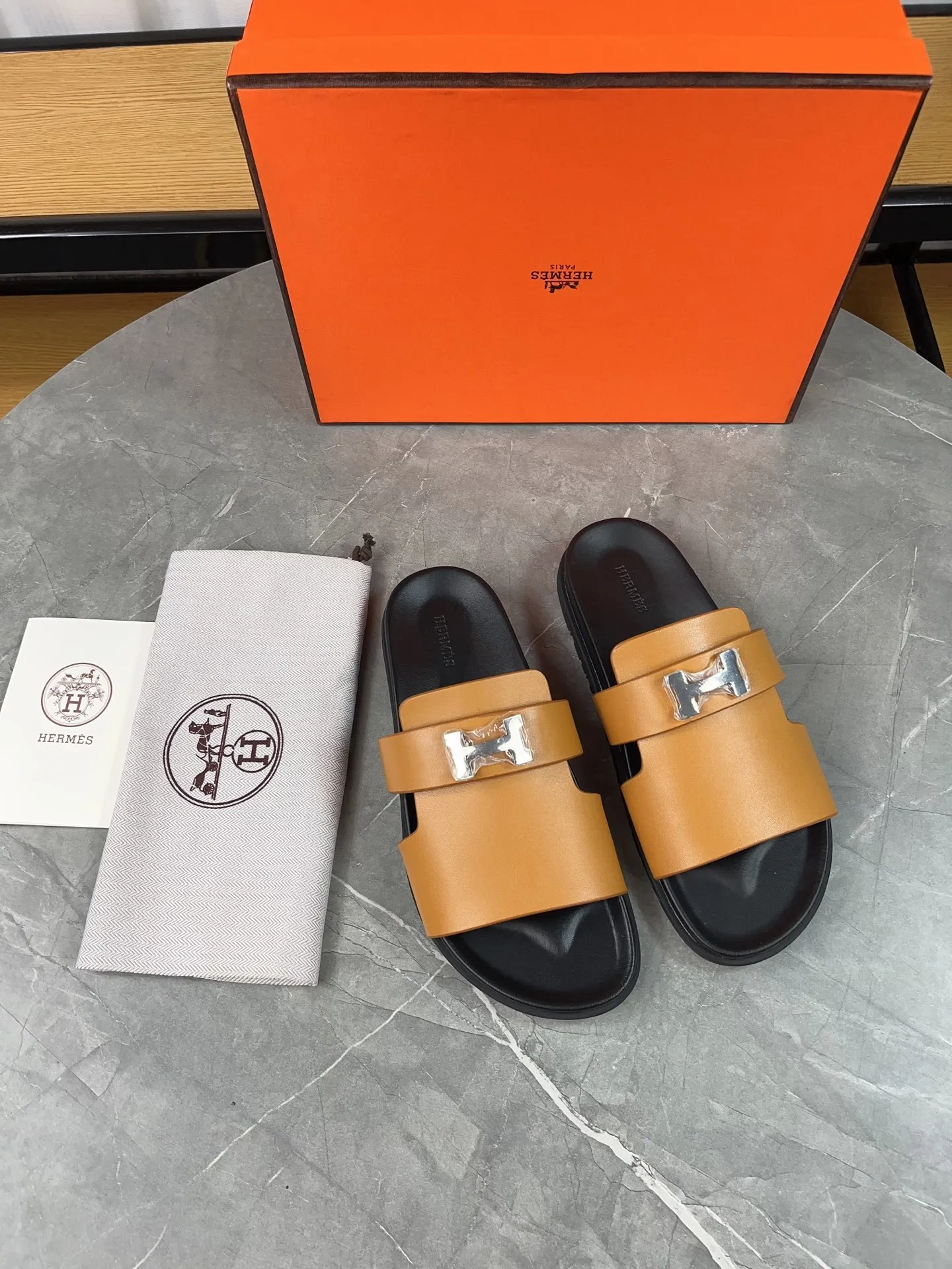 p440🐮🐮H family classic (couples) buckle slippers ✅ Hermes Hermes spring and summer sandals series! Classic style, always popular slippers - sandals, great with any combination! ! ! Upper: imported palmprint PU inner lining: imported mixed sheepskin Outsole: Tpu non-slip and wear-resistant outsole Female size: 35-40 (41 customized) Male size: 39-45 (39.45 customized)